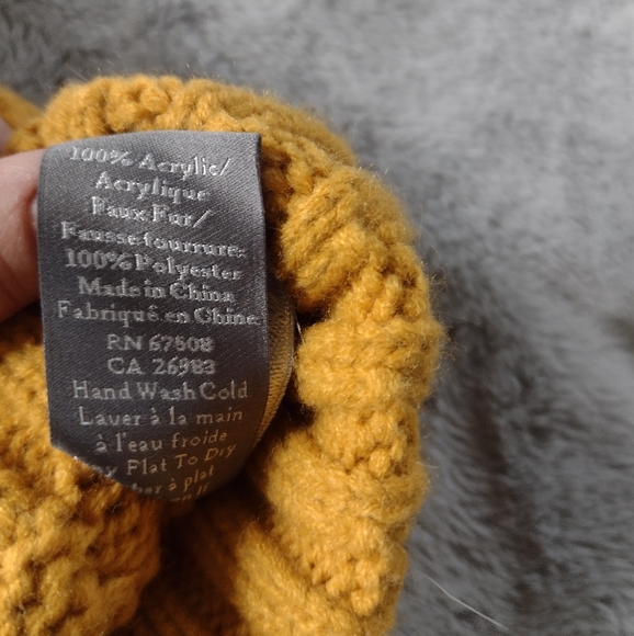 EUC Vince Camuto Knit Pom Beanie - Picture 7 of 7